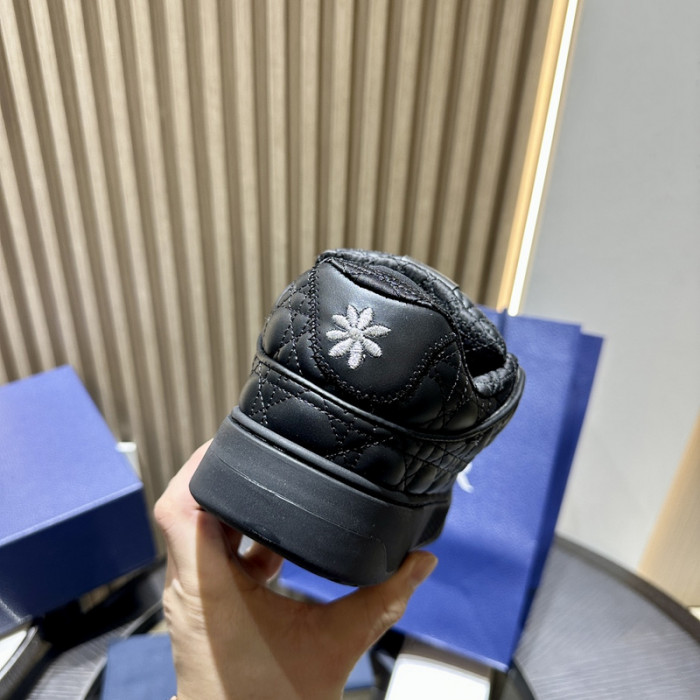 D10R B9s SNEAKER