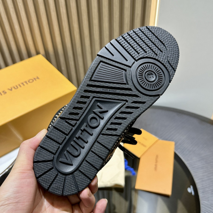 L0VT SNEAKER