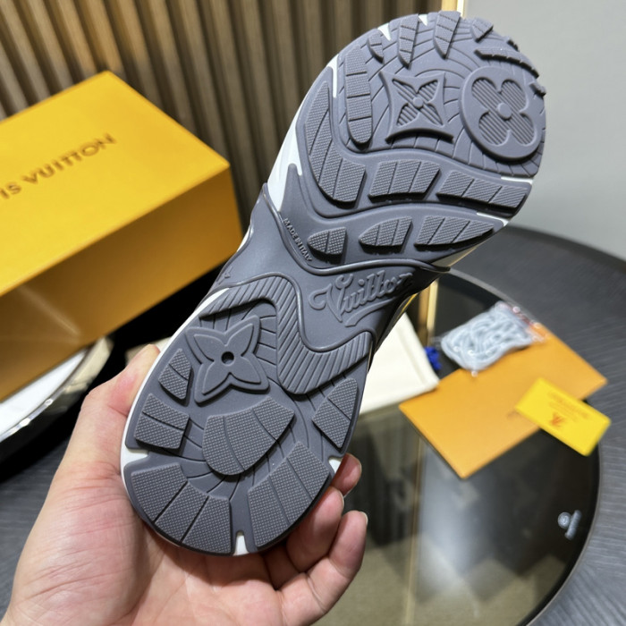 L0VT SNEAKER