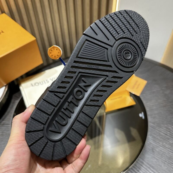 L0VT SNEAKER