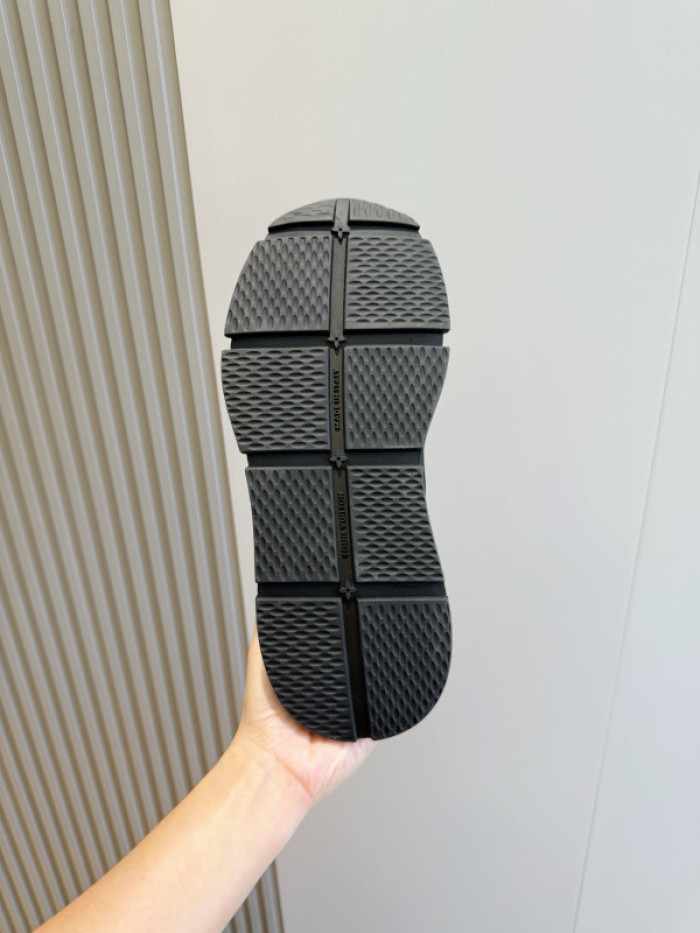 L0VT SNEAKER